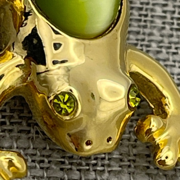 Vintage KC Brooch Gold Tone Frog Green Faux Cat Eye Jelly Belly Green Rhinestone - Picture 3 of 8